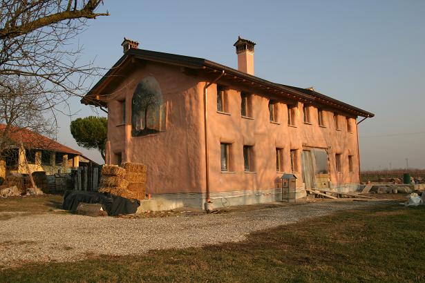 La prima casa di paglia in Italia autocostruita da Stefano Soldati sotto la guida delle esperte Barbara Jones e Bee Rowan