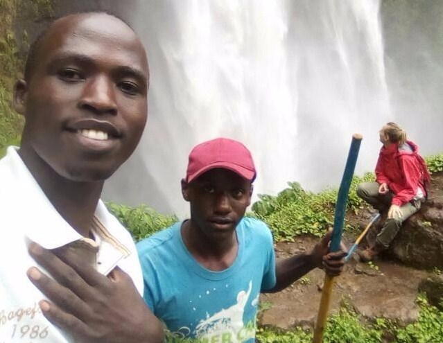 Nangweso, lo studente ugandese, con un suo amico