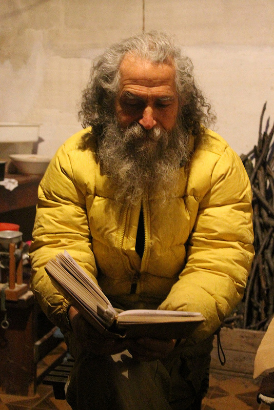 Fabrizio Cardinale, fondatore della "Tribù delle noci sonanti", immerso nella lettura di un libro.