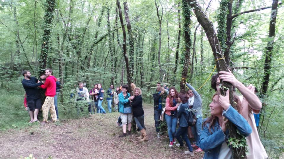 In occasione della Giornata mondiale dell'Ambiente 2014, 2.000 persone in Nepal hanno abbracciato gli alberi della foresta di Gokarna. Durante il Festival EcoFuturo di Alcatraz è stato riproposto questo gesto