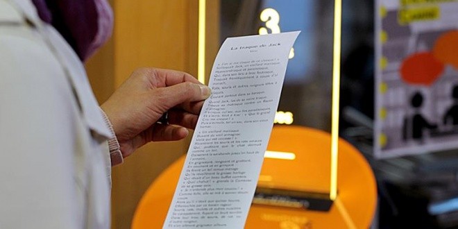 Francia, distributori automatici di racconti alle fermate del bus