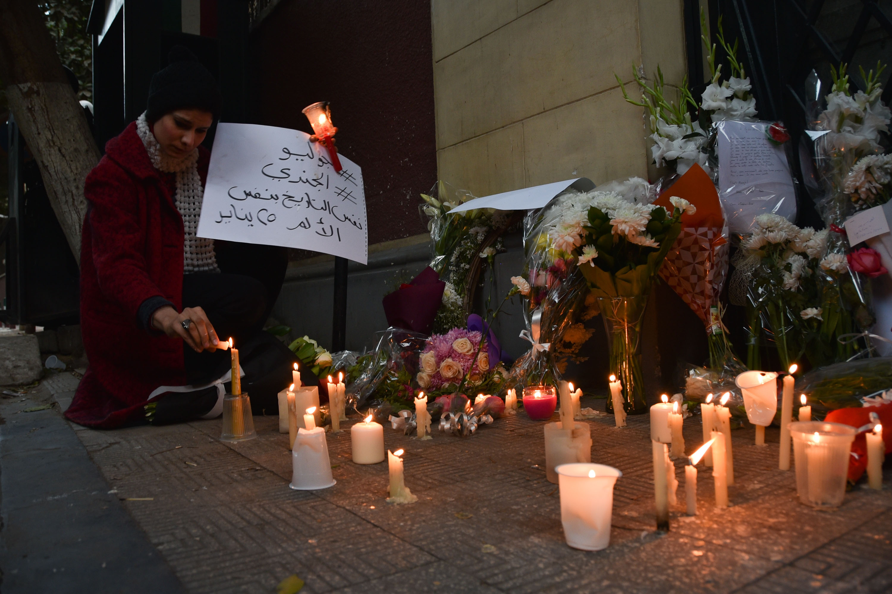 Alcune persone si sono radunate davanti all'ambasciata italiana al Cairo per rendere omaggio allo studente italiano Giulio Regeni
