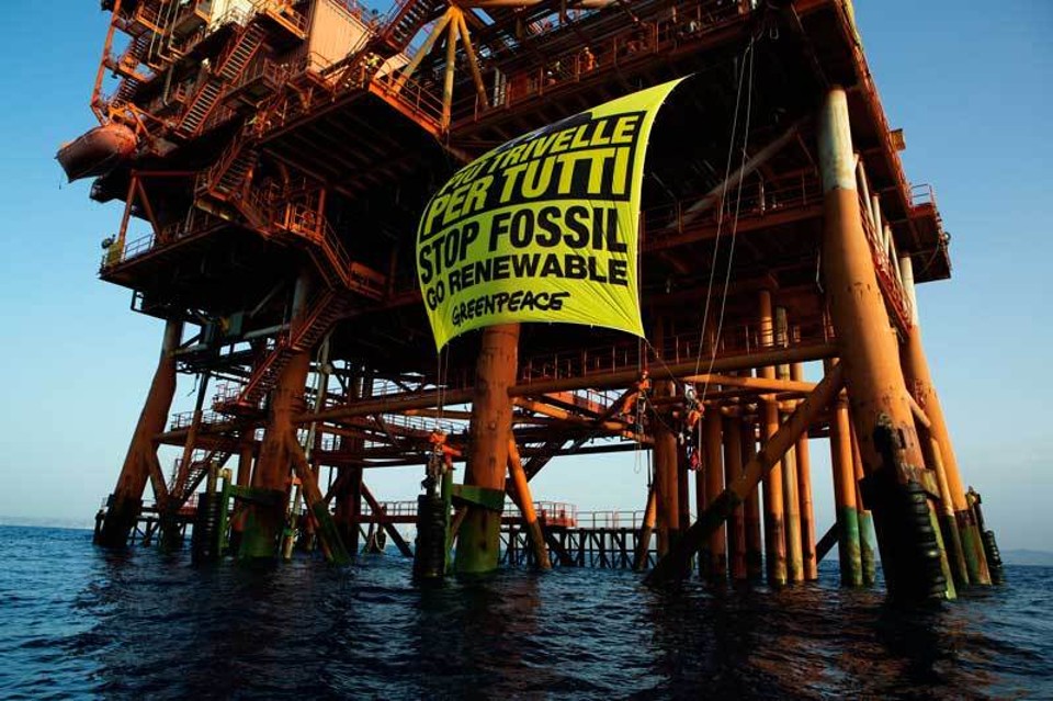 Gli attivisti di Greenpeace sulla piattaforma di 0