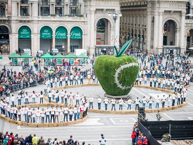 Dal 3 al 18 maggio 2015 Piazza del Duomo a Milano ha cambiato volto grazie al “Terzo Paradiso - La Mela Reintegrata”, opera di Michelangelo Pistoletto 