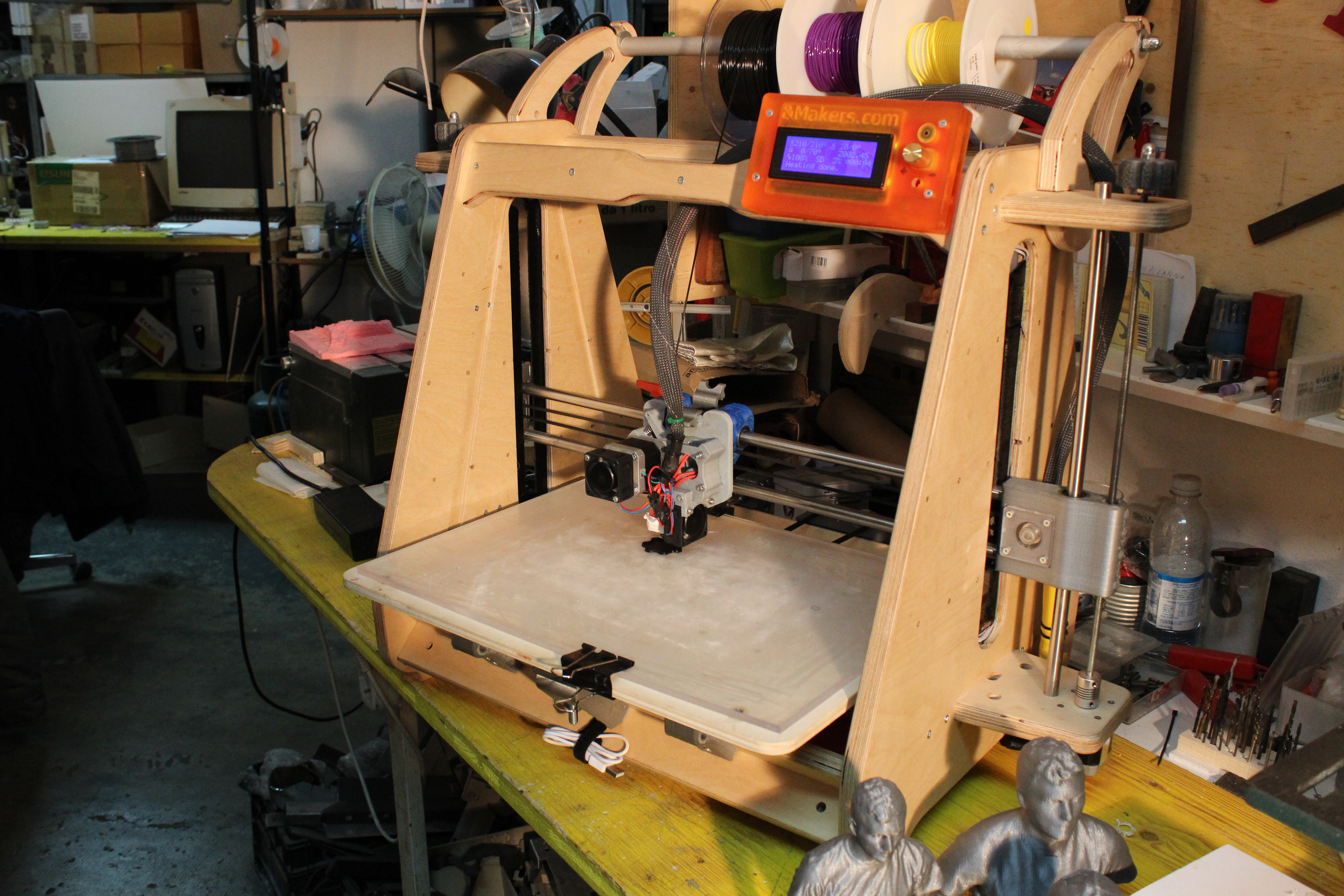 Gli &Makers recuperando pezzi di vecchie stampanti hanno costruito Wood, una stampante 3D made in Sardegna