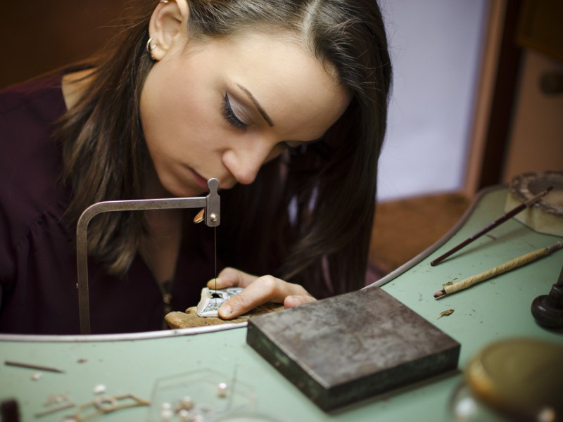 Valentina Marelli ha dato vita ad un marchio di gioielli artigianali in legno