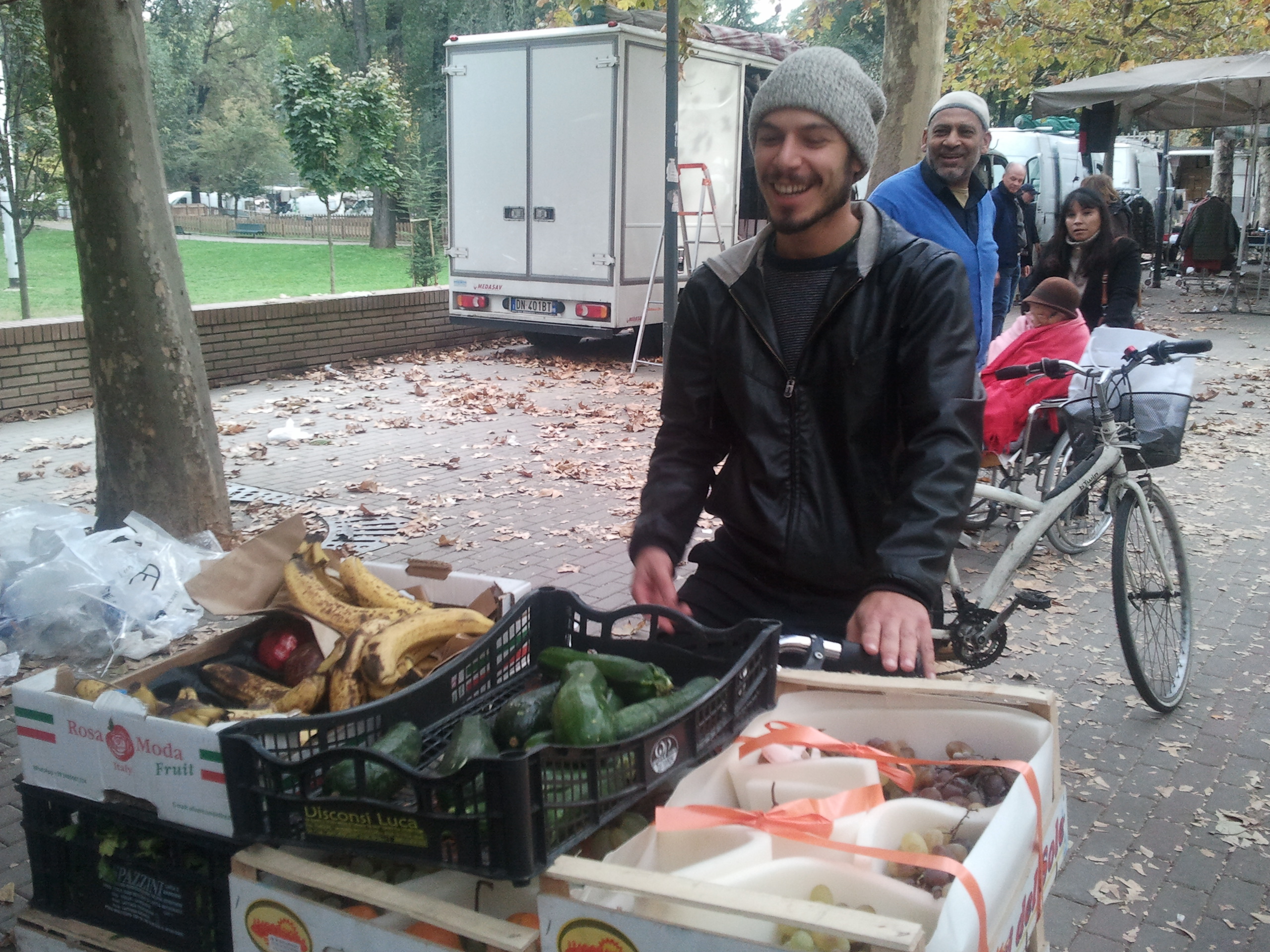 Luca recupera il cibo con la cargo-bike di Fucine Vulcano