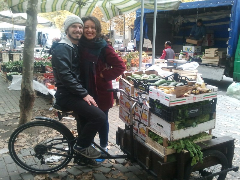 Ilaria e Luca al mercato di Piazzale Martini con parte del cibo recuperato