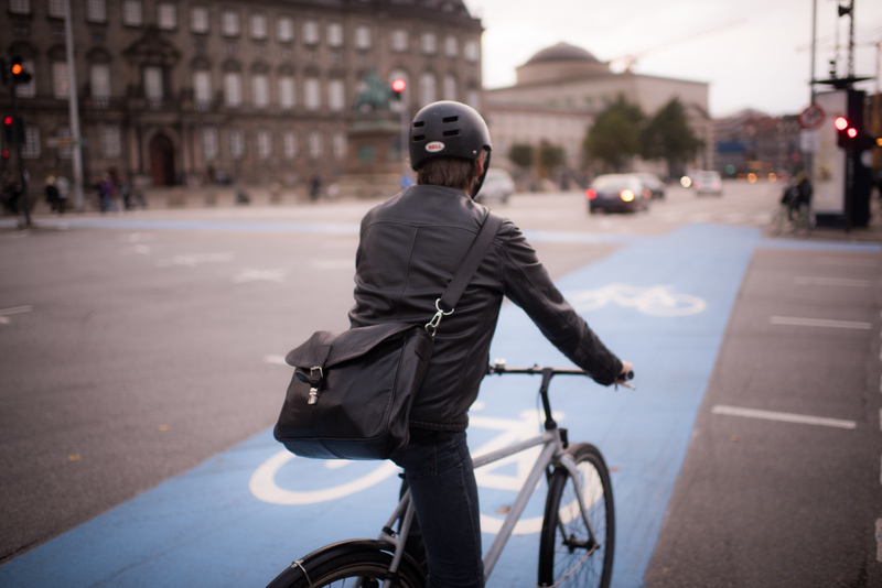 Cyclists and Cars in Copenhagen Fahrradfahrer auf Strasse in Kopenhagen.