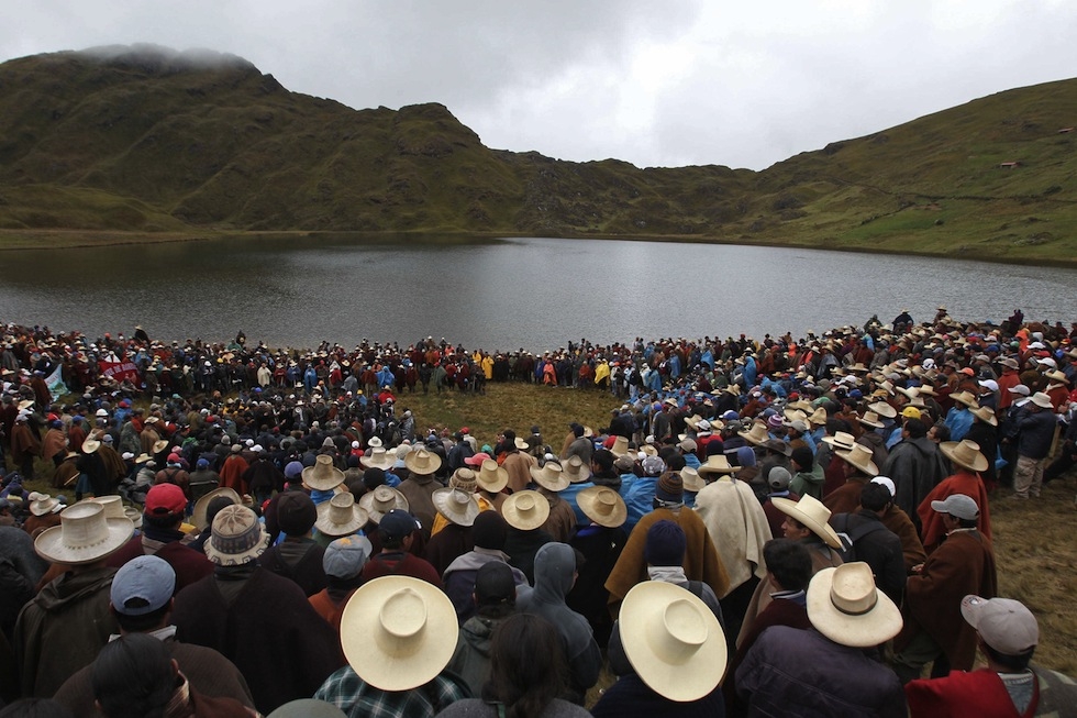 La popolazione della regione di Cajamarca, in Perù, protesta contro lo sfruttamento minerario