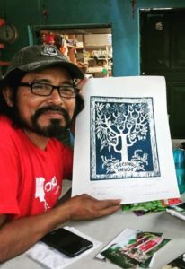 Roni, il referente di Amka in Guatemala, con il logo di Creciendo Unidos