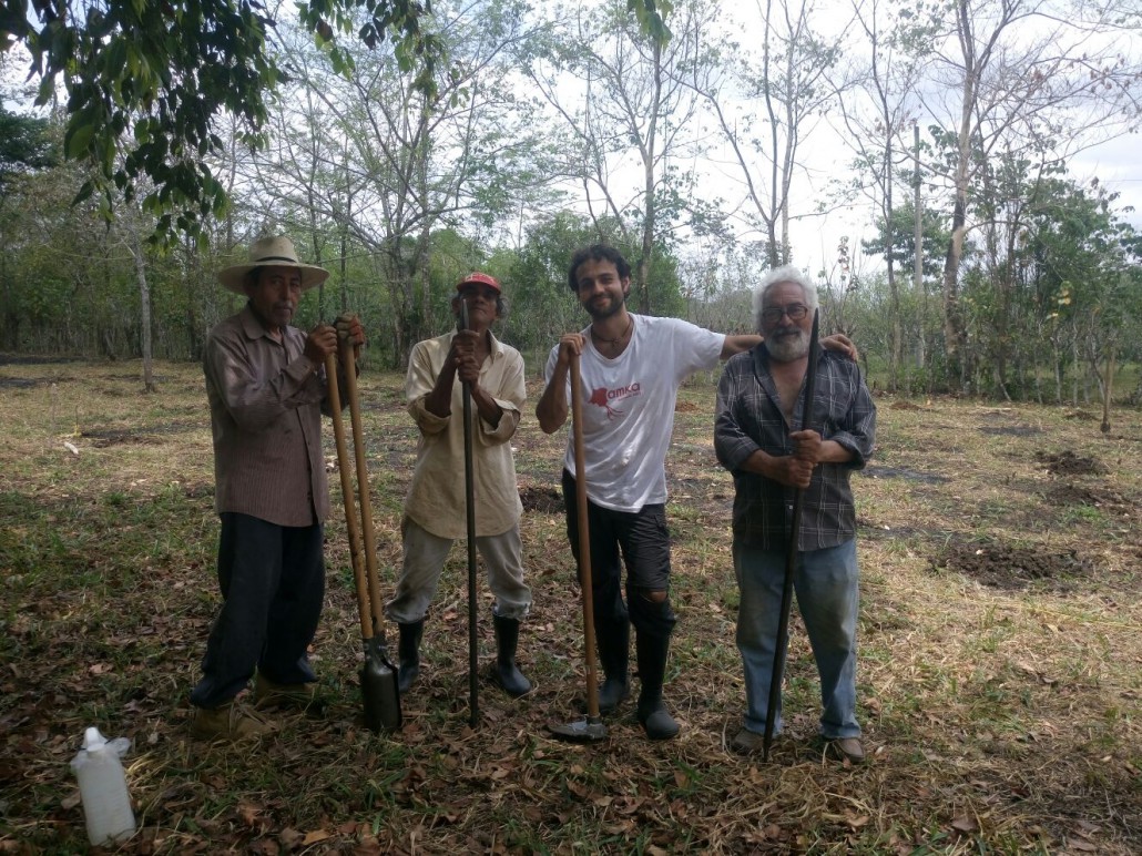 Valerio di Amka insieme ad alcuni campesinos del Petén