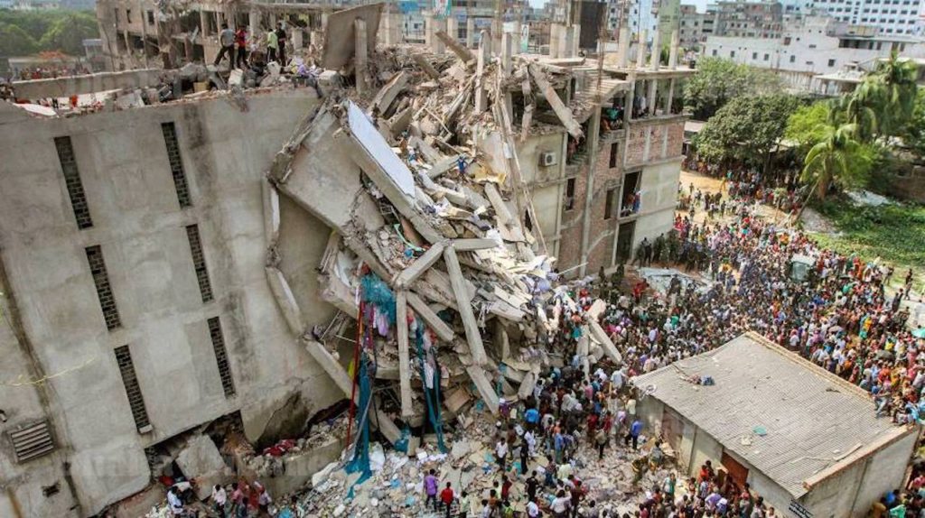 La tragedia di Rana Plaza, edificio commerciale di otto piani a Savar, un sub-distretto nella Grande Area di Dacca, capitale del Bangladesh