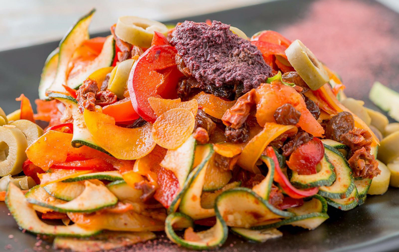 La Carpotecnìa è la tecnica di lavorazione dei Frutti con cui poter replicare i piatti di diverse tradizioni culinarie in una versione salutista, etica e sostenibile a livello ambientale