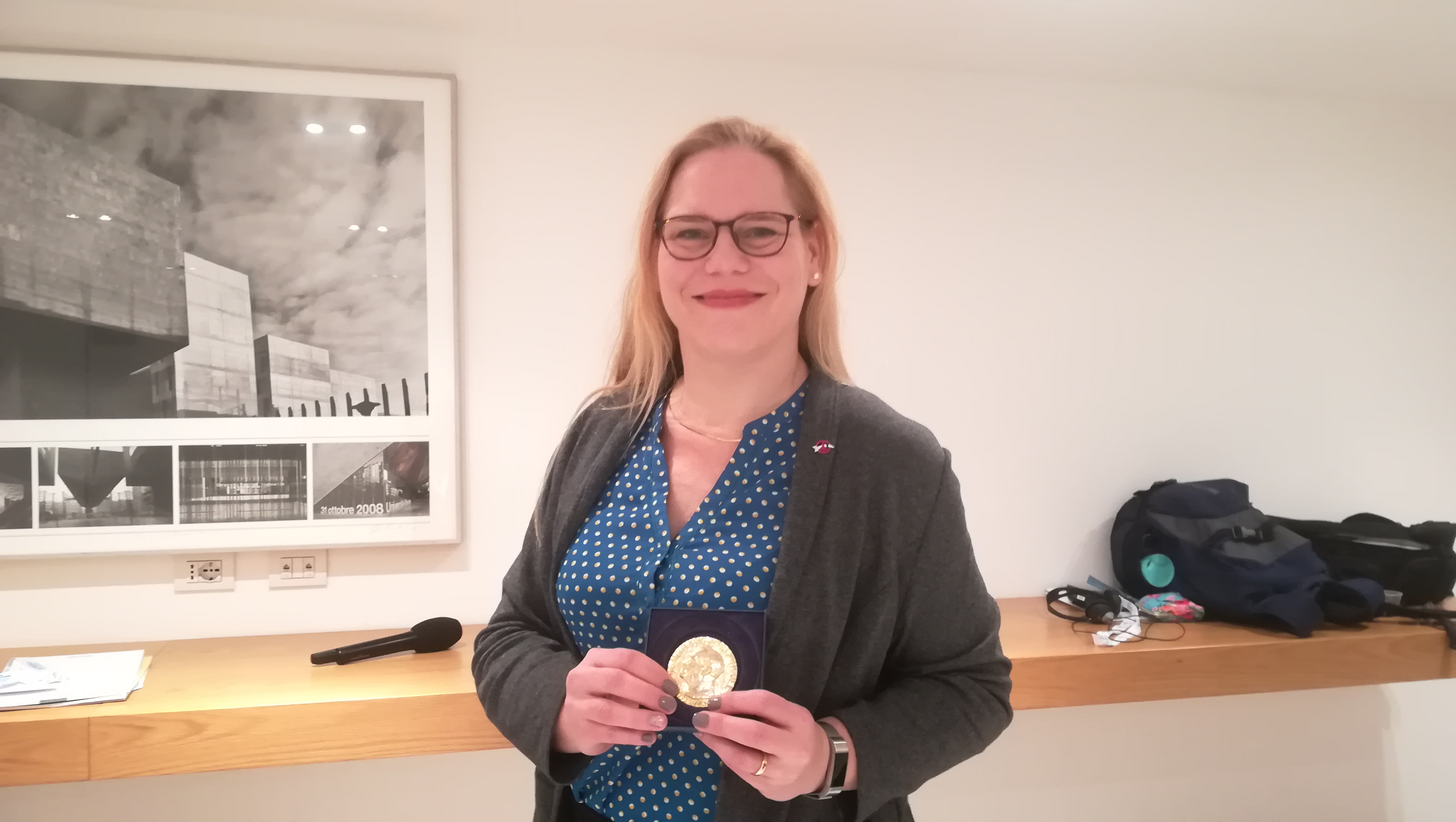 Susi Snyder mostra con orgoglio la medaglia del Premio Nobel per la pace 2017