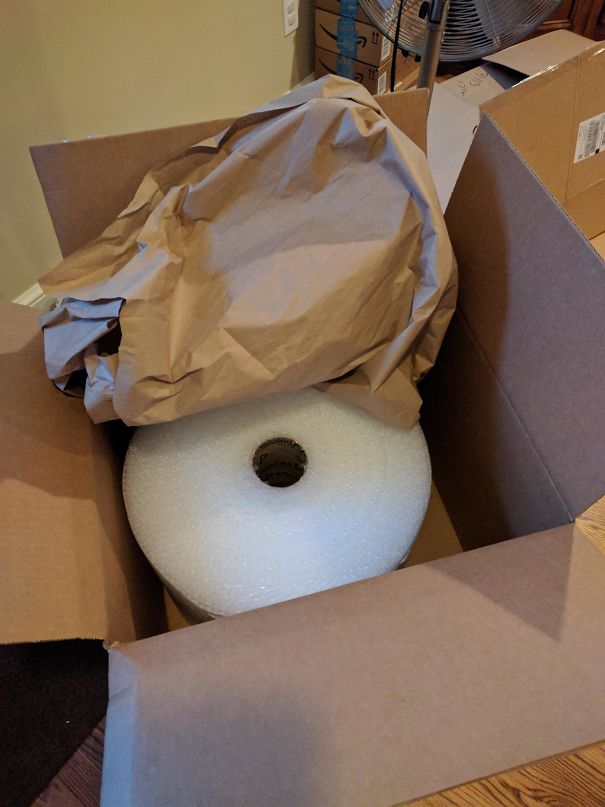 Amazon recapita un rotolo di pluribal dentro uno scatolone e avvolto in un ulteriore imballaggio di carta. (gbuzztim)