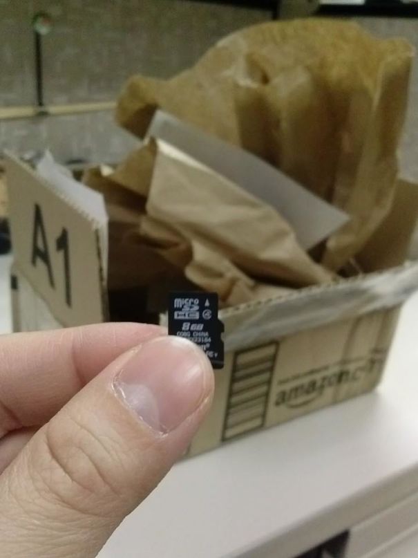 Sembra che sia un'abitudine di Amazon recapitare piccoli prodotti in grandi confezioni: nella scatola sullo sfondo era contenuta una semplice SD card. (cakalusa)