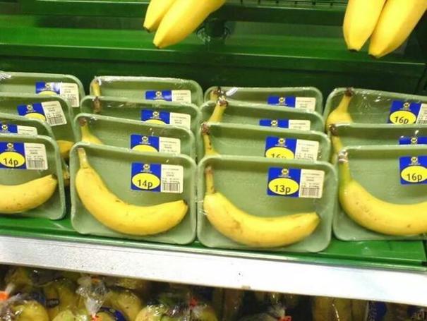 La spessa buccia della banana è biodegradabile ed è più che sufficiente a proteggere la polpa! (thenamenononehas)