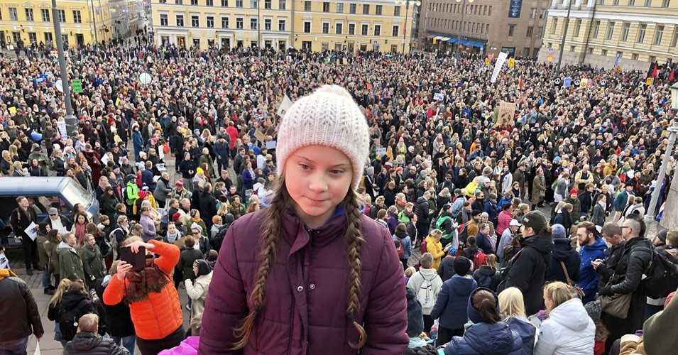 Greta su un palco di Helsinki dopo aver parlato a una folla di 10mila persone (Foto tratta dal profilo Twitter di Svante Thunberg)