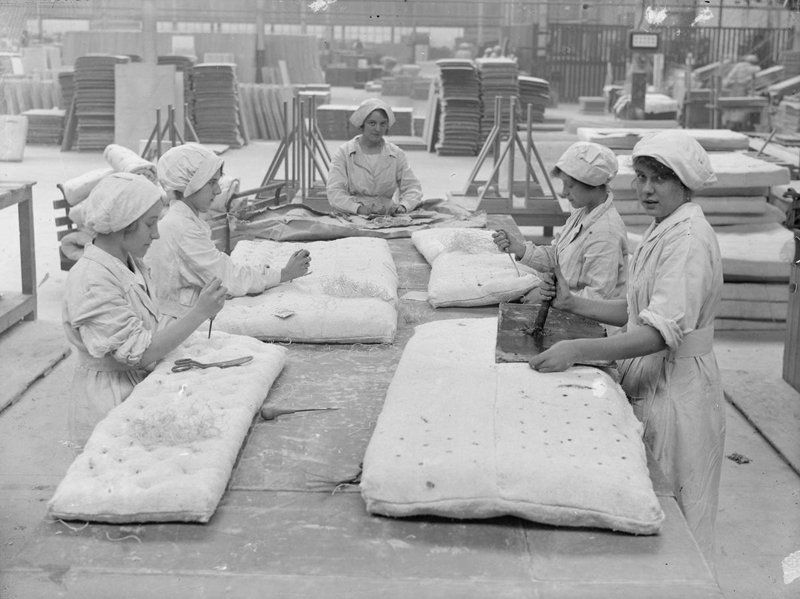 Addette alla cucitura di materassi in fibre di amianto a inizi Novecento