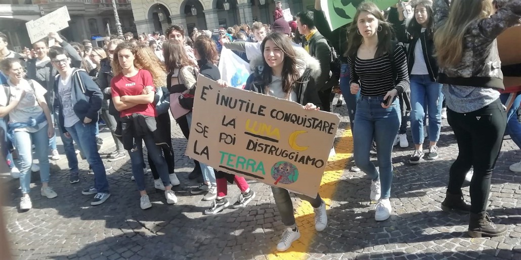 Giovani in piazza a Savona