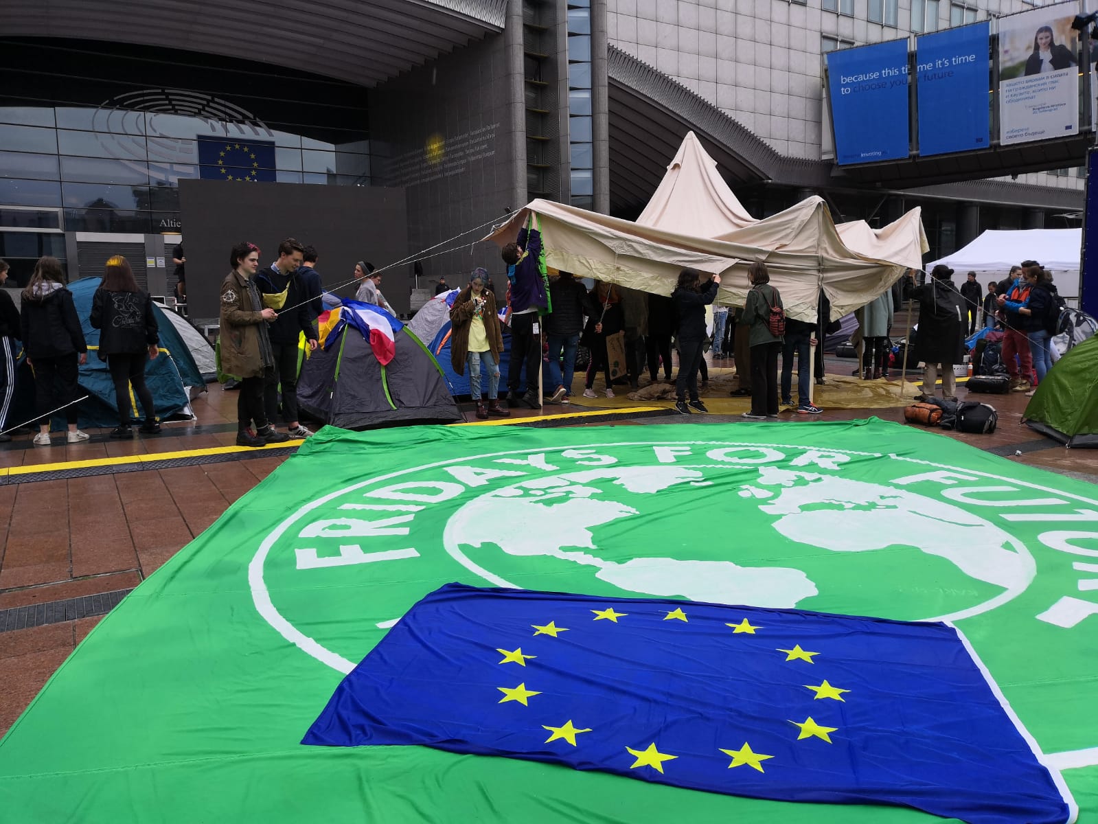 I ragazzi di Fridays for Future occupano il Parlamento Europeo!