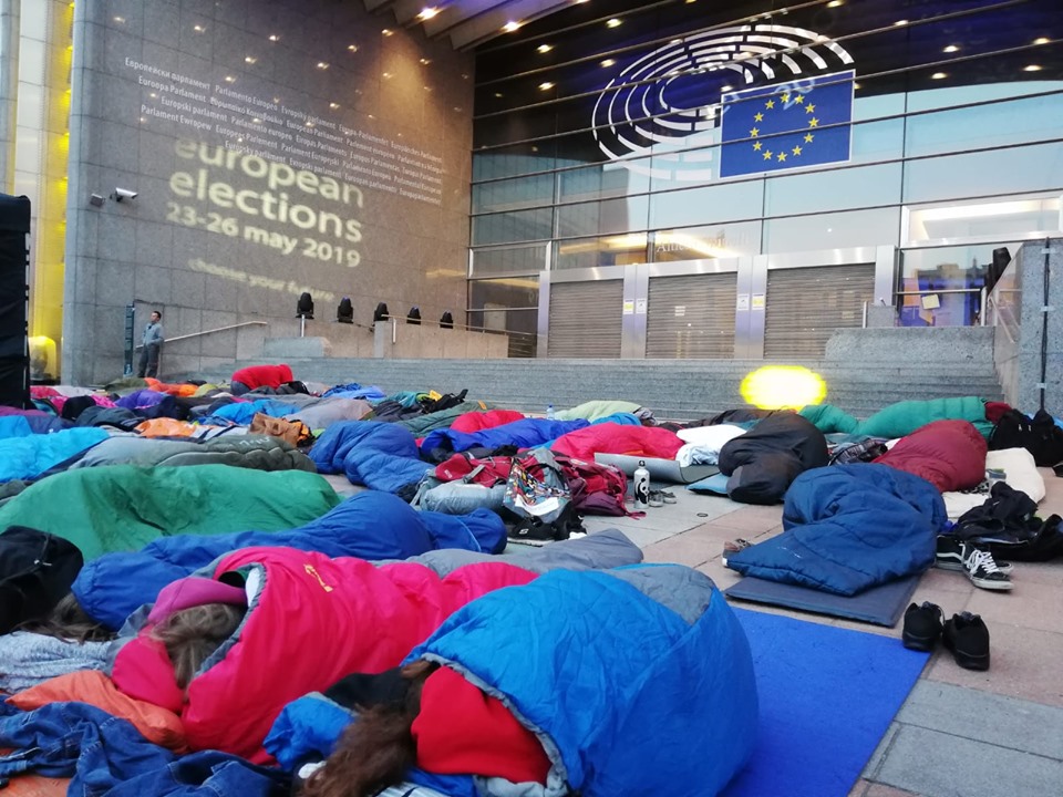 Gli attivisti di Fridays for Future accampati davanti al Parlamento europeo nei giorni delle ultime elezioni