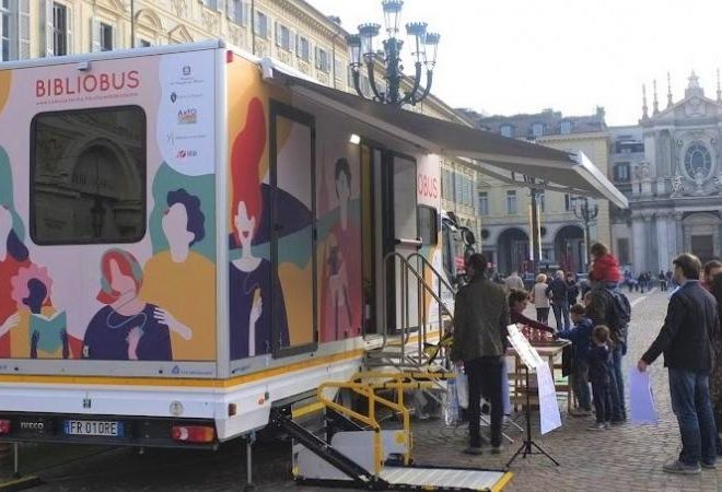 bibliobus biblioteca itinerante torino promuove cultura