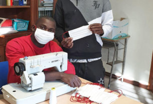“Vogliamo ringraziare l’Italia”: i ragazzi migranti cuciono le mascherine