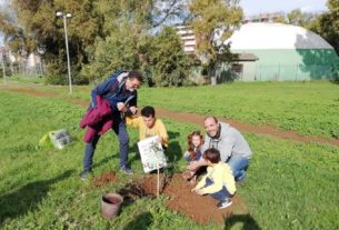 “Noi piantiamo alberi e ci prendiamo cura della comunità”: la rete di attivisti del litorale laziale