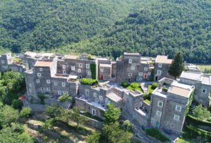 Il Condominio di Comunità: l’ospitalità diffusa rilancia l’antico borgo di Colletta di Castelbianco