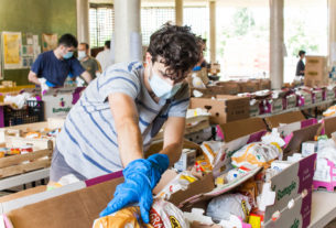 A Torino gli abitanti del quartiere rispondono all’emergenza con la cultura del dono