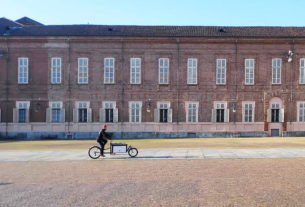 Eman e Andrea, gli amici che con le cargo bike portano il mercato itinerante in città