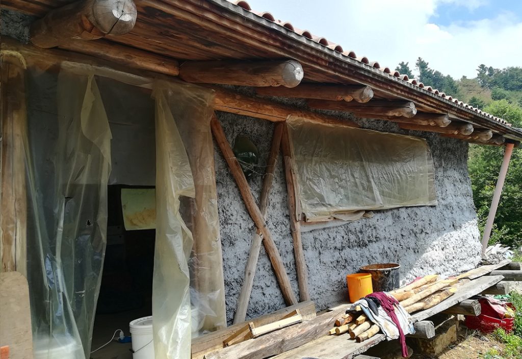 Casa in costruzione in legno terra cruda e paglia2