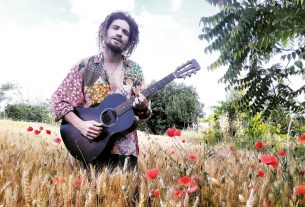 La storia di Esma, il musicista che ha lasciato la città per vivere e cantare la campagna