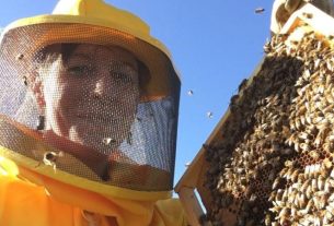La storia della “mela musona” e di Sarah, che ha cambiato vita per dedicarsi alle api