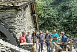 Un antico mulino ad acqua torna a macinare grano grazie ai ragazzi della valle