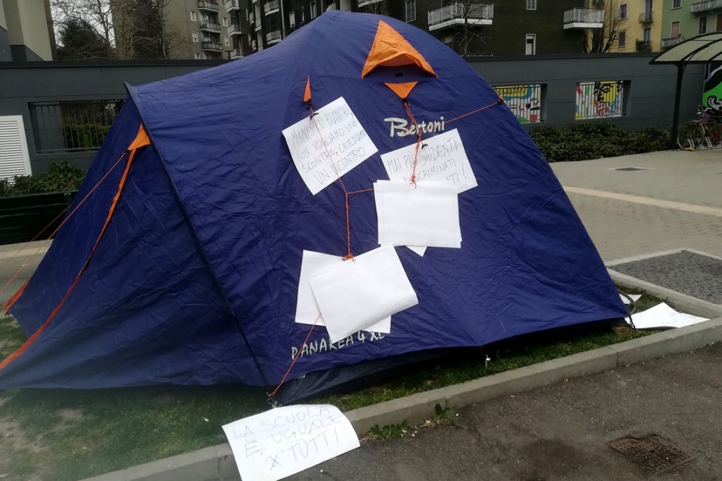 Cartelli La scuola e uguale x tutti foto di V. Tarozzi