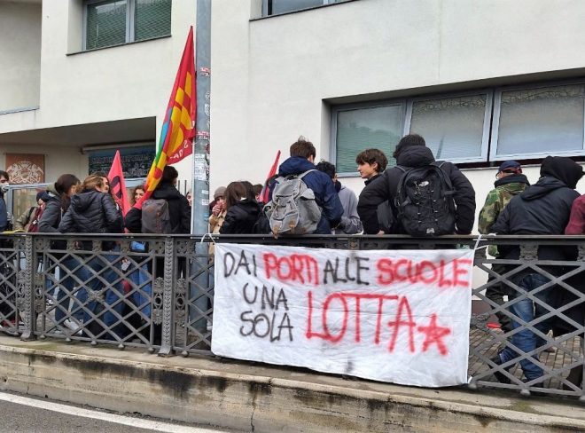 Genova dice no al traffico d’armi: la mobilitazione dei portuali contro le navi della morte