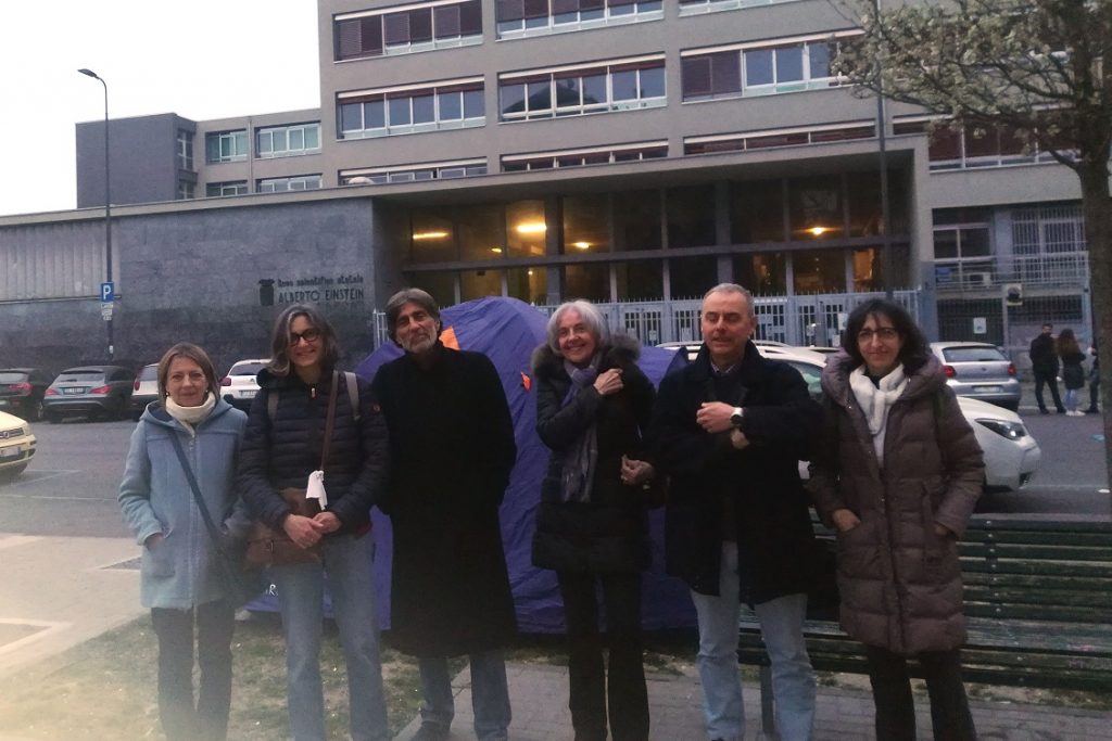 Piccolo presidio di cittadini di fronte al Liceo Einstein a supporto del Prof. Tassi e degli studenti discriminati foto di V. Tarozzi