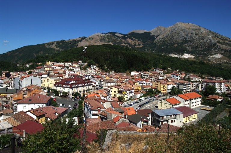Latronico, il sogno di vivere a ritmo lento nel Sud Italia Italia che
