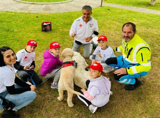 Basta Una Zampa: il progetto che porta la Pet Therapy ai bambini giunti dall’Ucraina