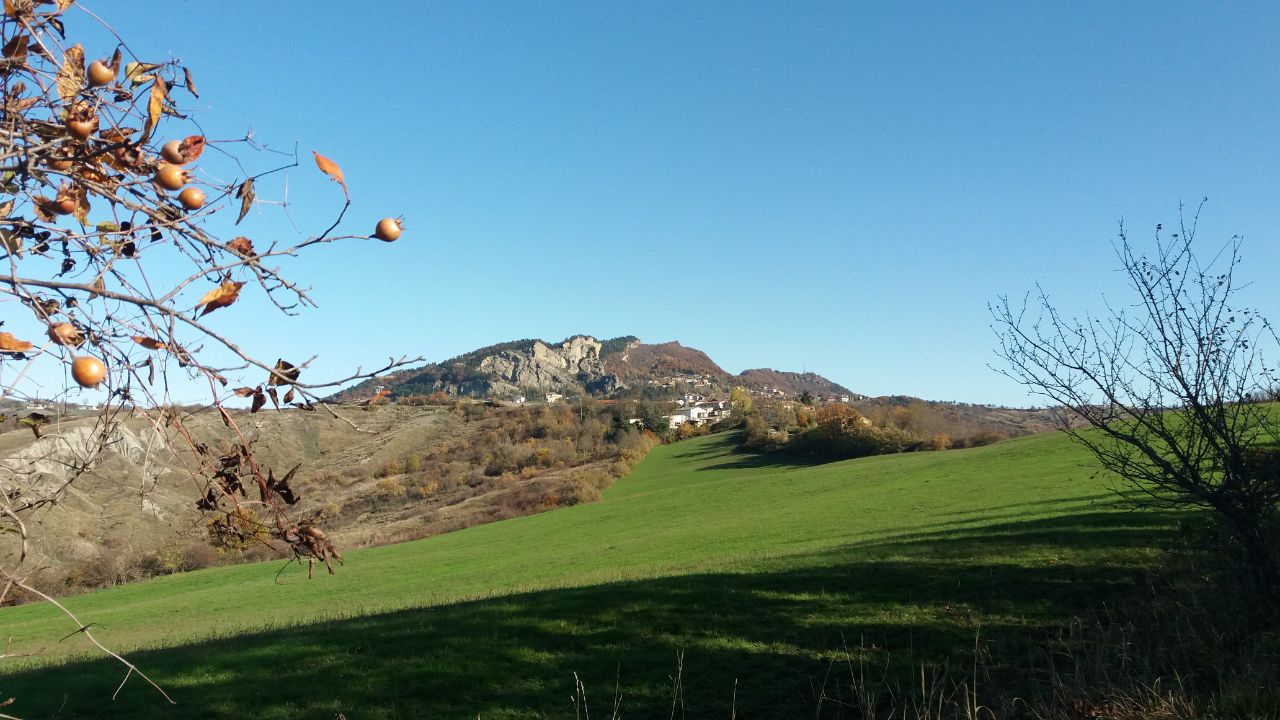 Cerco  TERRENO con uno o più EDIFICI (case/rustici/casali/ruderi), tra BOSCHI e monti, nel centro-nord Italia, zona APPENNINO