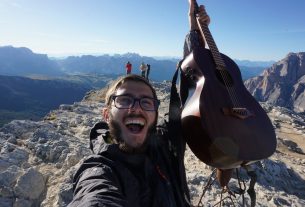 Una chitarra e zaino in spalla: il viaggio di Mosè, giovane musicista che promuove il cammino lento