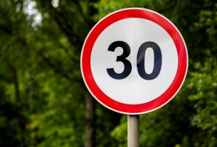 Limite dei 30 km/h: ecco perché le auto devono andare più piano