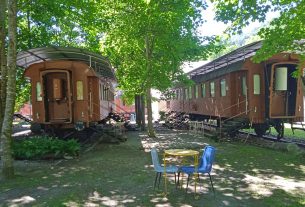 Il Treno dei Bimbi: il villaggio dove le carrozze dismesse riprendono vita e creano ospitalità