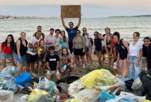 Rifiuti-amo-ci, il gruppo di volontari che ripulisce le spiagge