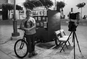 Luca Spennato, il fotografo di strada che scatta e sviluppa sul suo laboratorio a pedali