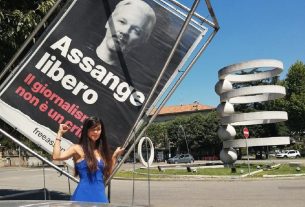 Una catena di migliaia di persone circonda il Parlamento britannico per sostenere Julian Assange