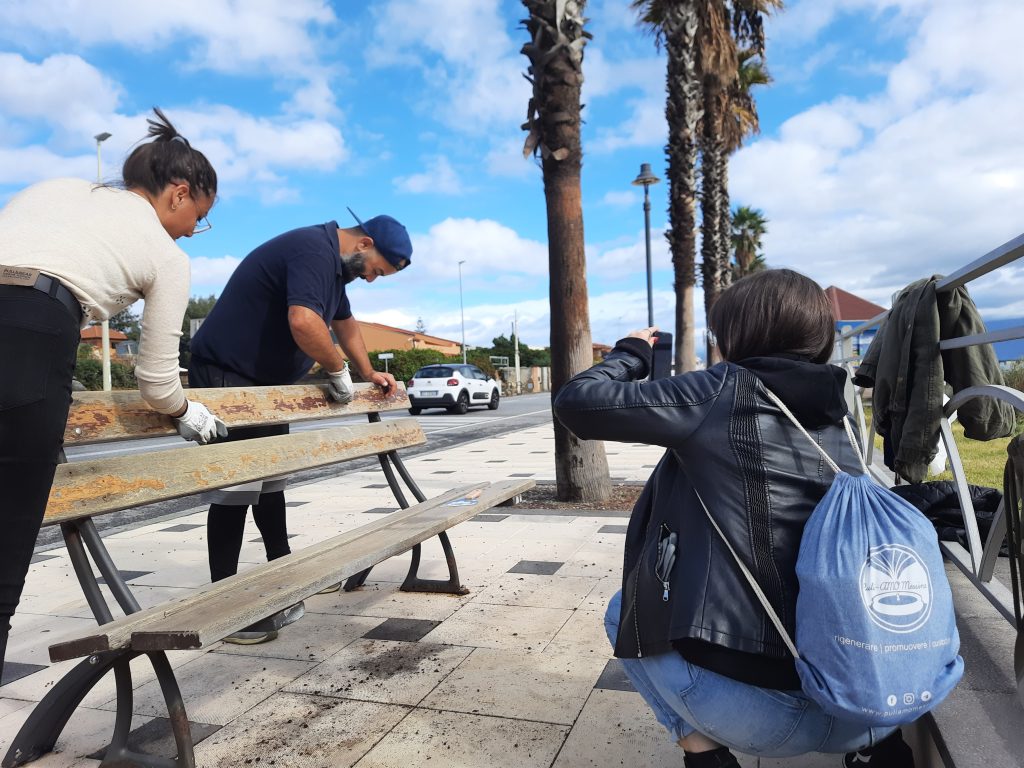 I ragazzi di Puli-Amo Messina al lavoro per le 11 panchine 